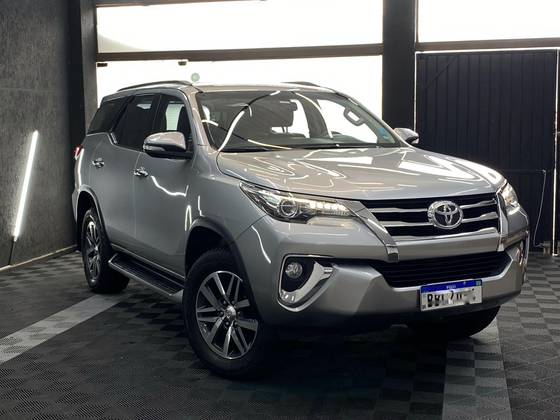 TOYOTA HILUX SW4 2.8 SRX 4X4 7 LUGARES 16V TURBO INTERCOOLER DIESEL 4P AUTOMÁTICO